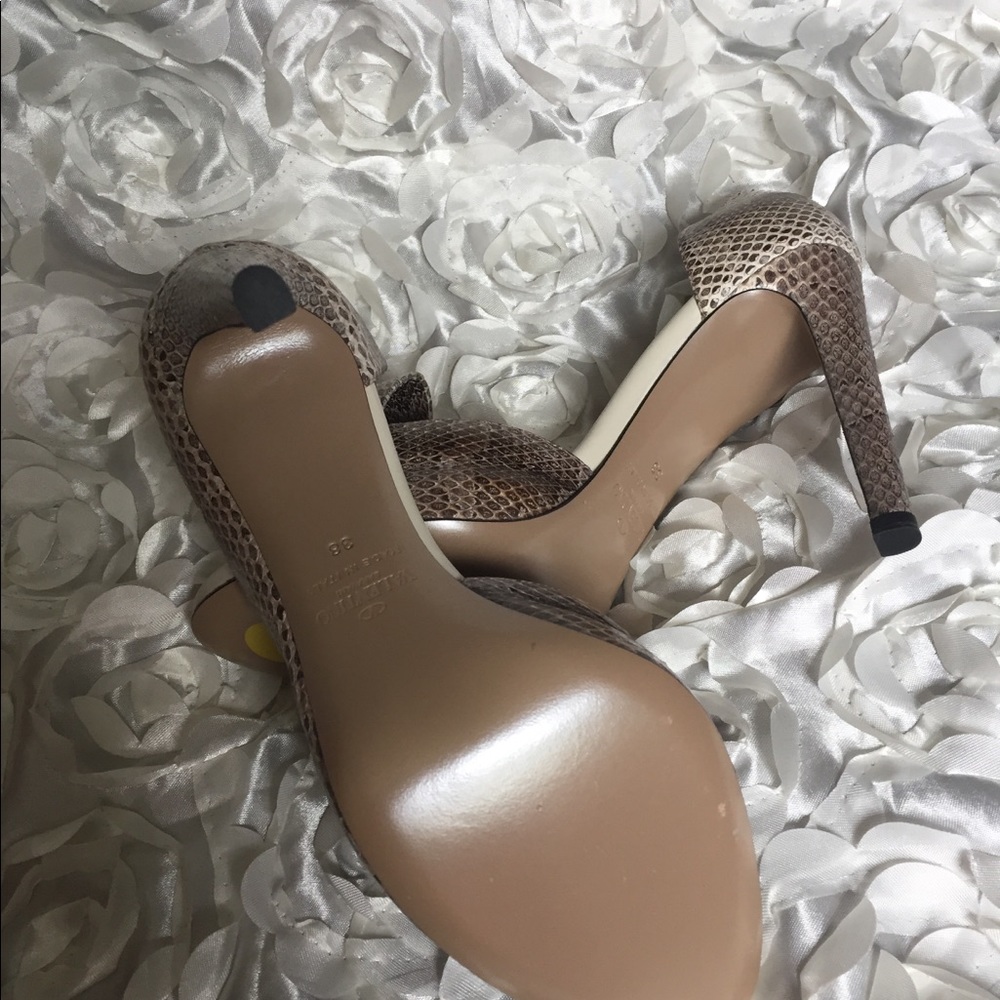 Host pick 🎉🎉 Valentino bow heels - Picture 5 of 7